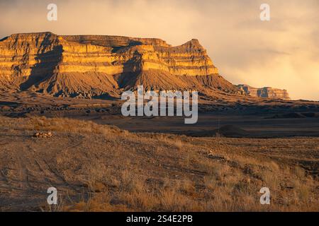 Vista di Mont Elliott dal punto di atterraggio con caminetto, vicino alla città fantasma di Woodside, dall'altra parte dell'autostrada US 191 / Route 6 nella contea di Emery, Utah, Stati Uniti. Foto Stock