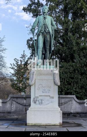 Scultura di Johann Wolfgang von Goethe del 1904 di Ernst Waegener su PL. De l'Universite, Strasburgo, Alsazia, dipartimento Bas-Rhin, Francia, Europa Foto Stock