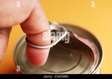 Utilizzare il meccanismo a linguetta per aprire una bibita con facilità e sicurezza Foto Stock