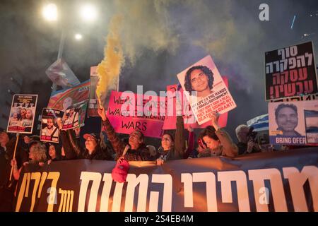 Tel Aviv, Tel Aviv, Israele. 11 gennaio 2025. I MANIFESTANTI SI RIUNISCONO A TEL AVIV PER CHIEDERE UN CESSATE IL FUOCO IMMEDIATO E UN ACCORDO CON GLI OSTAGGI. (Credit Image: © Gaby Schuetze/ZUMA Press Wire) SOLO PER USO EDITORIALE! Non per USO commerciale! Crediti: ZUMA Press, Inc./Alamy Live News Foto Stock