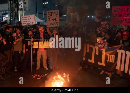 Tel Aviv, Tel Aviv, Israele. 11 gennaio 2025. I MANIFESTANTI SI RIUNISCONO A TEL AVIV PER CHIEDERE UN CESSATE IL FUOCO IMMEDIATO E UN ACCORDO CON GLI OSTAGGI. (Credit Image: © Gaby Schuetze/ZUMA Press Wire) SOLO PER USO EDITORIALE! Non per USO commerciale! Crediti: ZUMA Press, Inc./Alamy Live News Foto Stock