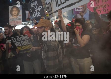 Tel Aviv, Tel Aviv, Israele. 11 gennaio 2025. I MANIFESTANTI SI RIUNISCONO A TEL AVIV PER CHIEDERE UN CESSATE IL FUOCO IMMEDIATO E UN ACCORDO CON GLI OSTAGGI. (Credit Image: © Gaby Schuetze/ZUMA Press Wire) SOLO PER USO EDITORIALE! Non per USO commerciale! Crediti: ZUMA Press, Inc./Alamy Live News Foto Stock