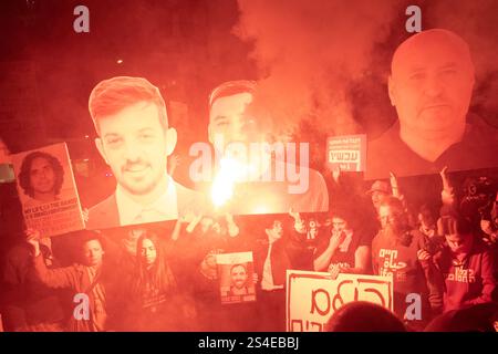 Tel Aviv, Tel Aviv, Israele. 11 gennaio 2025. I MANIFESTANTI SI RIUNISCONO A TEL AVIV PER CHIEDERE UN CESSATE IL FUOCO IMMEDIATO E UN ACCORDO CON GLI OSTAGGI. (Credit Image: © Gaby Schuetze/ZUMA Press Wire) SOLO PER USO EDITORIALE! Non per USO commerciale! Crediti: ZUMA Press, Inc./Alamy Live News Foto Stock