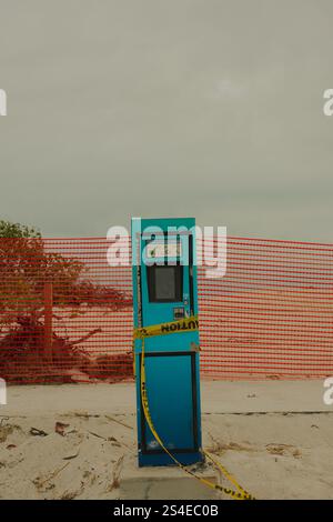 Solo per uso editoriale 12 gennaio 2025 St. Pete Beach, Florida, Stati Uniti. Parchimetro blu danneggiato con nastro di avvertenza giallo e recinzione rossa. Niente persone. Foto Stock