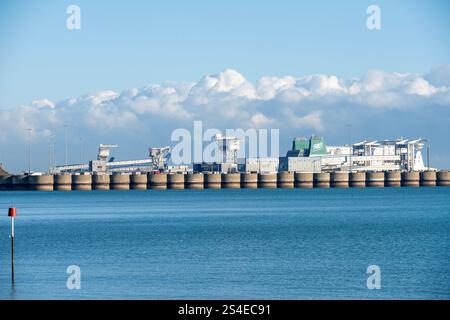 Londra, Regno Unito. 11 gennaio 2025. Il lato del traghetto ormeggia nel porto di dover. Il Porto di dover è un terminal delle navi da crociera e un servizio di traghetti per la Manica situato a dover, Kent. È il porto inglese più vicino alla Francia e uno dei porti marittimi passeggeri più trafficati al mondo. La distanza tra il porto di dover nel Regno Unito e il porto di Calais in Francia è di 27 miglia nautiche (circa 50 km). Credito: SOPA Images Limited/Alamy Live News Foto Stock