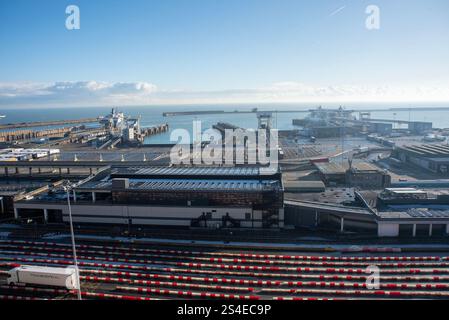 Londra, Regno Unito. 11 gennaio 2025. Vista generale del Porto di dover dalle bianche scogliere di dover. Il Porto di dover è un terminal delle navi da crociera e un servizio di traghetti per la Manica situato a dover, Kent. È il porto inglese più vicino alla Francia e uno dei porti marittimi passeggeri più trafficati al mondo. La distanza tra il porto di dover nel Regno Unito e il porto di Calais in Francia è di 27 miglia nautiche (circa 50 km). Credito: SOPA Images Limited/Alamy Live News Foto Stock
