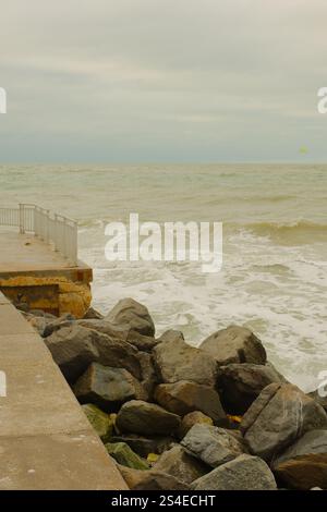 Vista sul Golfo del Messico, proprio sul molo per la pesca di St. Pete Beach, Florida, USA. Pass-a-Grille. Grandi onde bianche che si riversano sulla p Foto Stock