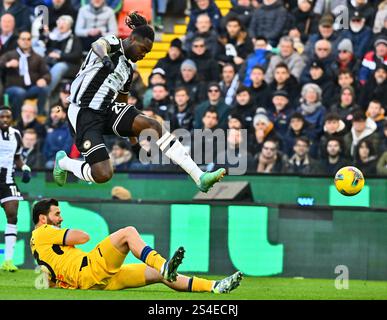 Udine, Italia. 11 gennaio 2025. Il Sead Kolasinac (in basso) dell'Atalanta affronta l'Oumar Solet dell'Udinese durante una partita di serie A tra l'Udinese e l'Atalanta a Udine, in Italia, 11 gennaio 2025. Crediti: Diego Petrussi/Xinhua/Alamy Live News Foto Stock