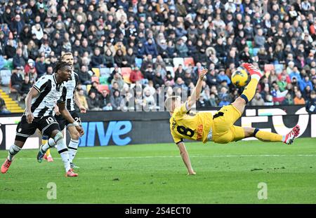 Udine, Italia. 11 gennaio 2025. Mario Pasalic (R) dell'Atalanta gareggia durante una partita di serie A tra Udinese e Atalanta a Udine, in Italia, 11 gennaio 2025. Crediti: Diego Petrussi/Xinhua/Alamy Live News Foto Stock