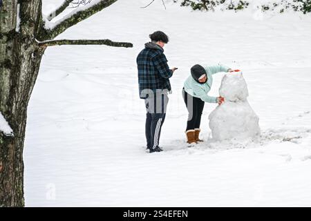 I residenti della metropolitana di Atlanta cogliono l'opportunità di costruire un pupazzo di neve dopo una tempesta invernale che offre pochi centimetri di neve bellissima. (USA) Foto Stock