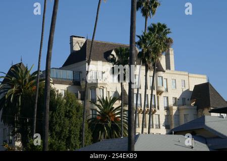 Los Angeles, California, USA 11 gennaio 2025 ex Chateau Elysee costruito nel 1927, e ex casa degli attori Errol Flynn, Clark Gable, Humphrey Bogart, Carole Lombard, Vincent Price, Bette Davis, George Burns, Lillian Gish, Katherine Hepburn, Ginger Rogers, ed Sullivan, Ben Lyon, Edward G. Robinso e molti altri ed è attualmente il Centro celebrativo di Scientology, dal 1969, al 5930 di Franklin Avenue l'11 gennaio 2025 a Los Angeles, California, USA. Foto di Barry King/Alamy Stock Photo Foto Stock