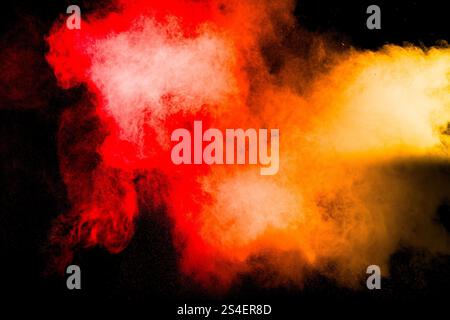 Una nuvola di fumo rossa e arancione sta soffiando nell'aria Foto Stock