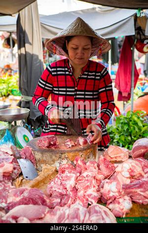 Duong Dong, isola di Phu Quoc, Vietnam - 25 gennaio 2018: Mercato vietnamita venditrice di carne di maiale in una macelleria situata nel mercato di Duong Dong in Foto Stock