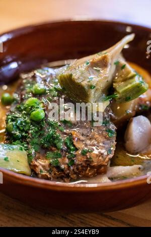 Corvina in salsa verde con carciofi e patate "tinar", ristorante autore "Vida Meva", Maiorca, Isole Baleari, Spagna Foto Stock