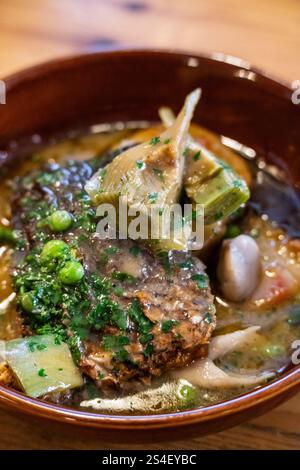 Corvina in salsa verde con carciofi e patate "tinar", ristorante autore "Vida Meva", Maiorca, Isole Baleari, Spagna Foto Stock