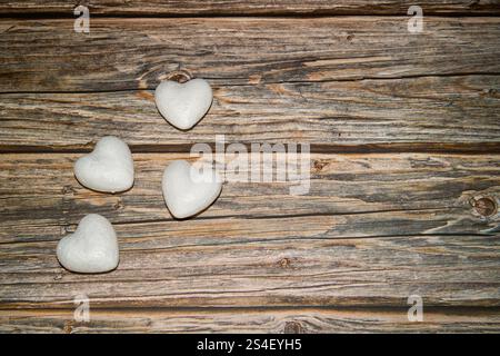 pezzi di sughero a forma di cuore su un piano in legno Foto Stock