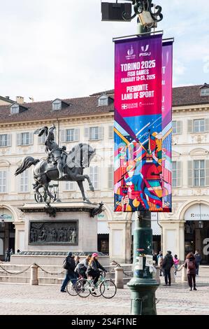 Torin. 11 gennaio 2025. Foto scattata l'11 gennaio 2025 mostra le bandiere per i Giochi invernali della FISU di Torino 2025. Lunedì inizieranno i Giochi invernali della FISU World University 2025 di Torino. Crediti: Zhang fan/Xinhua/Alamy Live News Foto Stock