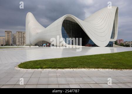 Heydar Aliyev Center, il complesso culturale bianco che scorre progettato da Zaha Hadid Architects, Baku, Azerbaigian. Foto Stock