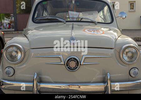 Felanitx, Spagna; 20 ottobre 2024: Auto d'epoca Seat 600 verde chiaro alla mostra di auto d'epoca alla fiera della paprika di Felanitx, Maiorca Foto Stock