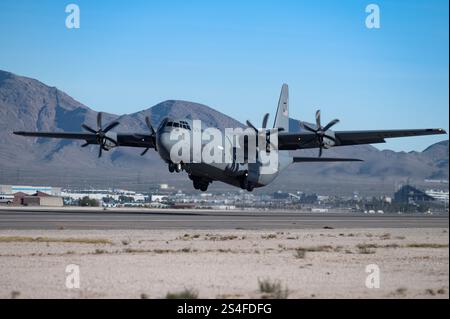 Un C-130J Super Hercules decolla per una missione di addestramento della Weapons School dalla Nellis Air Force base, Nevada, 1 novembre 2023. Le armi della U.S. Air Force Foto Stock