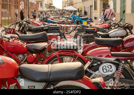 Felanitx, Spagna; 20 ottobre 2024: Esposizione di motociclette classiche alla fiera della paprika nella città di Felanitx, Mallorca Foto Stock