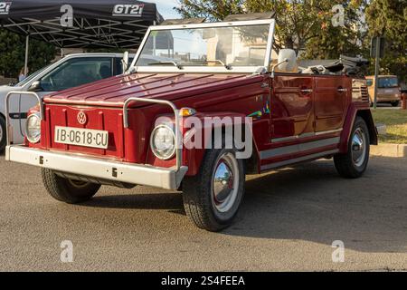 Felanitx, Spagna; 20 ottobre 2024: Auto d'epoca convertibile Volkswagen Safari color Garnet all'esposizione di auto d'epoca alla fiera della paprika di th Foto Stock