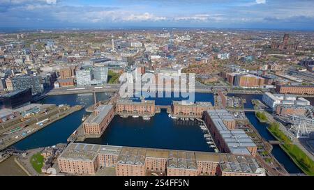 Avvincenti riprese aeree dell'iconico Albert Dock e del lungomare di Liverpool, che mostrano l'architettura moderna, i monumenti storici e la vivace città Foto Stock
