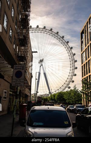 Una vista dettagliata del London Eye, che cattura la sua struttura intricata e le iconiche postazioni passeggeri durante un tranquillo tramonto Foto Stock