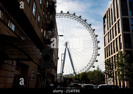 Una vista dettagliata del London Eye, che cattura la sua struttura intricata e le iconiche postazioni passeggeri durante un tranquillo tramonto Foto Stock