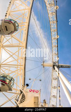Una vista dettagliata del London Eye, che cattura la sua struttura intricata e le iconiche postazioni passeggeri durante un tranquillo tramonto Foto Stock