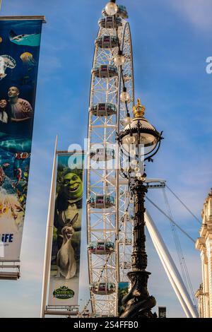 Una vista dettagliata del London Eye, che cattura la sua struttura intricata e le iconiche postazioni passeggeri durante un tranquillo tramonto Foto Stock