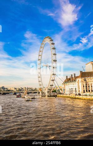 Una vista dettagliata del London Eye, che cattura la sua struttura intricata e le iconiche postazioni passeggeri durante un tranquillo tramonto Foto Stock