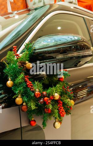 Decorazioni natalizie su un'auto nello showroom. Decorazione per l'anno nuovo in macchina Foto Stock