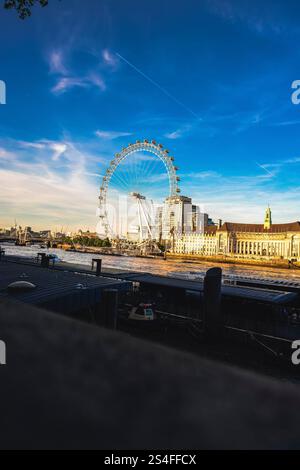 Una vista dettagliata del London Eye, che cattura la sua struttura intricata e le iconiche postazioni passeggeri durante un tranquillo tramonto Foto Stock
