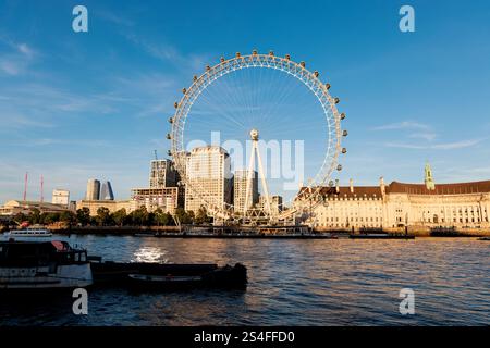 Una vista dettagliata del London Eye, che cattura la sua struttura intricata e le iconiche postazioni passeggeri durante un tranquillo tramonto Foto Stock
