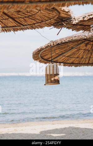 ombra sulla spiaggia con ombrelloni di paglia tazze e decorazioni rustiche Foto Stock