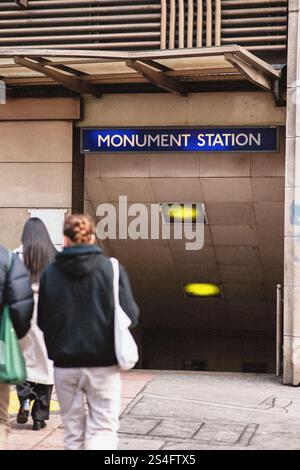 Persone che entrano alla Monument Station di Londra Foto Stock