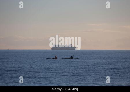 Brittany Ferry in partenza da Portsmouth, Regno Unito, con due canoe Foto Stock