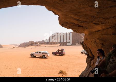 Due auto parcheggiate nel deserto in Algeria. Vista dalle scogliere sopra Foto Stock