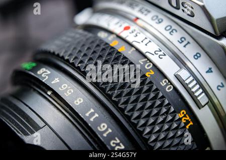 HAVIROV, CECHIA - 1° MAGGIO 2014: Vecchio obiettivo manuale Olympus vintage su fotocamera a pellicola OM-1 Foto Stock