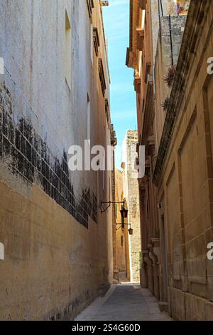 Strada stretta nella città silenziosa di Mdina, Malta Foto Stock