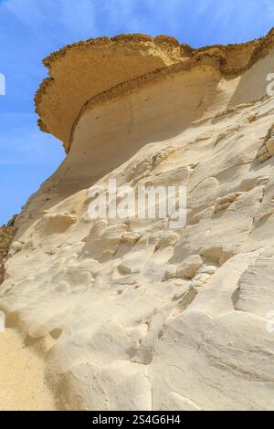 Eroso il bordo della scogliera a strapiombo alle saline, Gozo Foto Stock