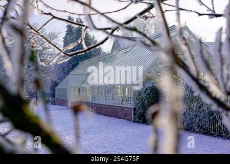 Il 2025 inizia con una copertura di neve nel Victoria Park Widnes, Cheshire. Sabato 11 gennaio 2025. Credito: James Giblin Photography. Foto Stock