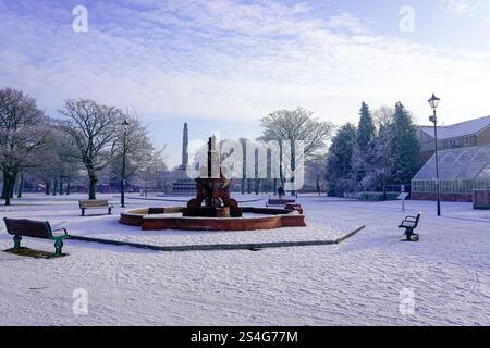 Il 2025 inizia con una copertura di neve nel Victoria Park Widnes, Cheshire. Sabato 11 gennaio 2025. Credito: James Giblin Photography. Foto Stock