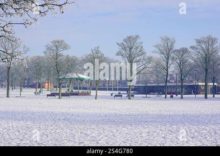 Il 2025 inizia con una copertura di neve nel Victoria Park Widnes, Cheshire. Sabato 11 gennaio 2025. Credito: James Giblin Photography. Foto Stock