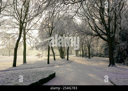 Il 2025 inizia con una copertura di neve nel Victoria Park Widnes, Cheshire. Sabato 11 gennaio 2025. Credito: James Giblin Photography. Foto Stock