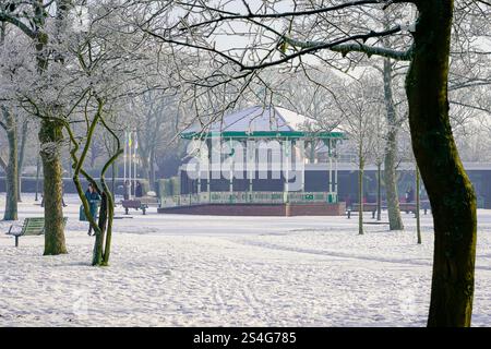 Il 2025 inizia con una copertura di neve nel Victoria Park Widnes, Cheshire. Sabato 11 gennaio 2025. Credito: James Giblin Photography. Foto Stock