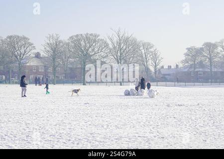 Il 2025 inizia con una copertura di neve nel Victoria Park Widnes, Cheshire. Sabato 11 gennaio 2025. Credito: James Giblin Photography. Foto Stock