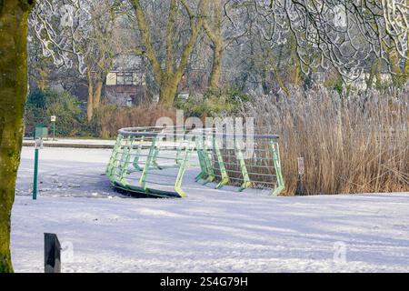 Il 2025 inizia con una copertura di neve nel Victoria Park Widnes, Cheshire. Sabato 11 gennaio 2025. Credito: James Giblin Photography. Foto Stock