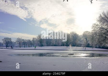 Il 2025 inizia con una copertura di neve nel Victoria Park Widnes, Cheshire. Sabato 11 gennaio 2025. Credito: James Giblin Photography. Foto Stock